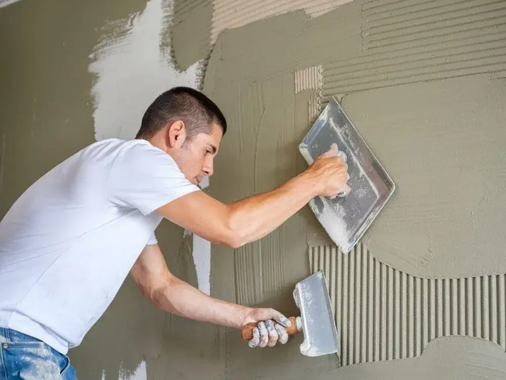 Profesjonalne sposoby wyrównania tynku cementowo-wapiennego krok po kroku