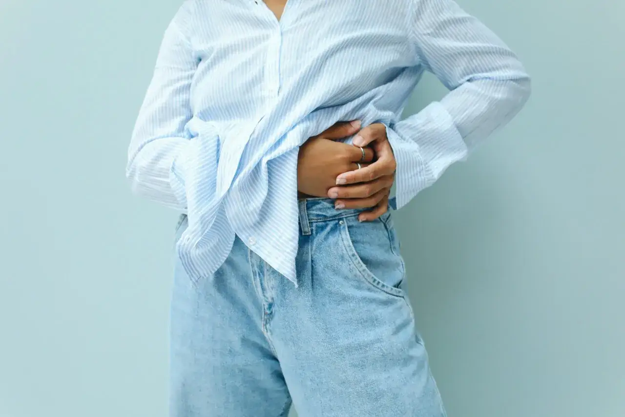 Jaką koszulę wybrać do niebieskich jeansów, aby wyglądać stylowo?