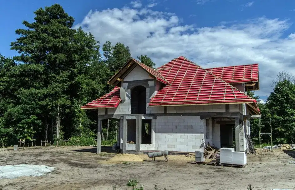 Drewniany czy murowany? Porównanie, które rozwieje Twoje wątpliwości