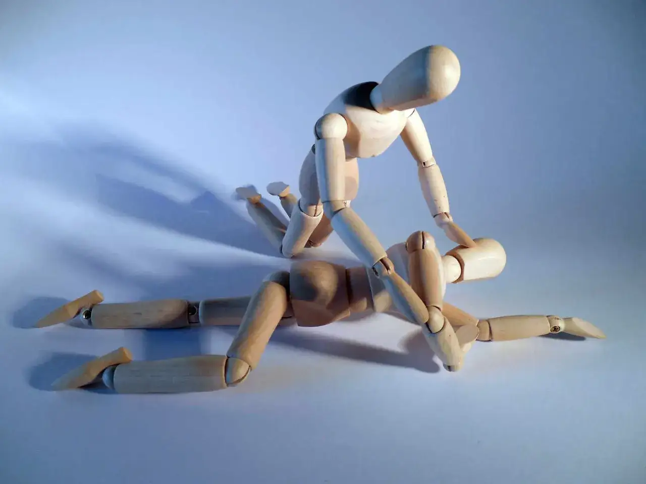 Pozycja bezpieczna: Jak ułożyć nieprzytomnego i uratować życie?