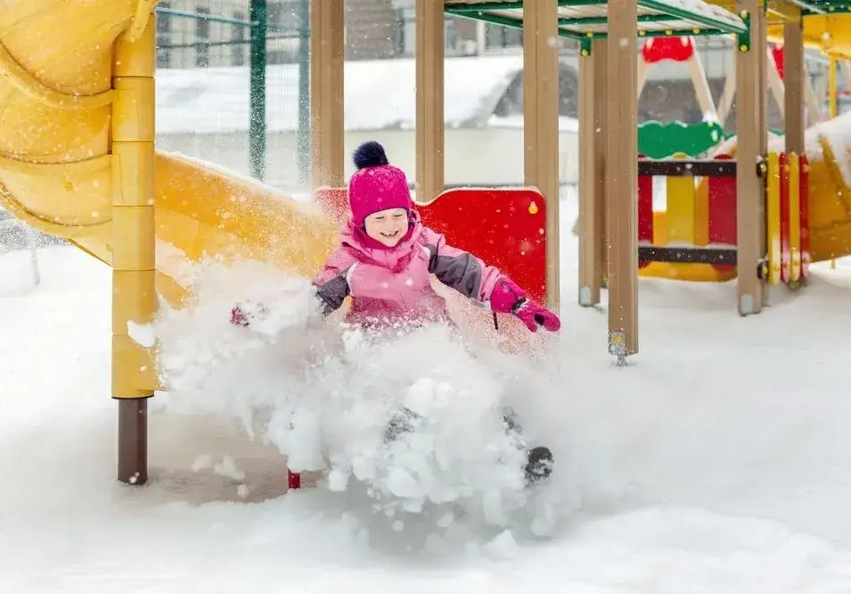 Chodzenie na place zabaw: Kiedy bezpiecznie? Zimą, z katarem, wiek