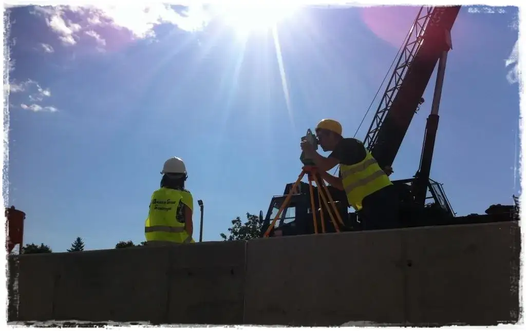 Geodeta na budowie domu: co robi i kiedy jest niezbędny?