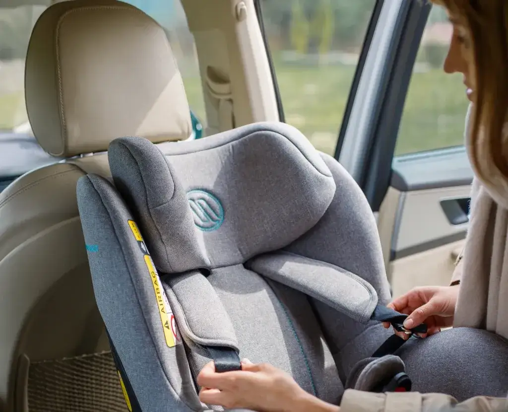 Jak przypiąć fotelik samochodowy dla niemowlaka - uniknij błędów bezpieczeństwa
