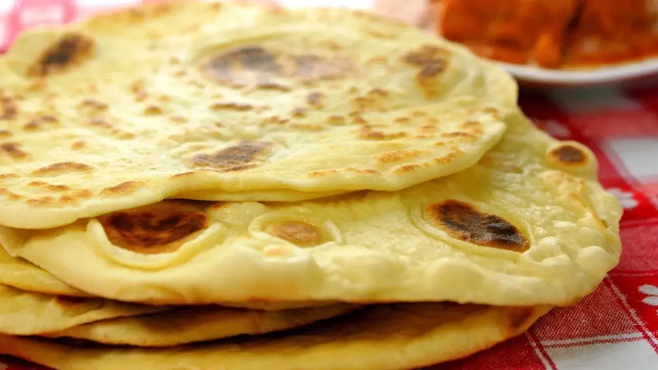 Jak zrobić chlebek naan na patelni - prosta receptura, która zaskoczy