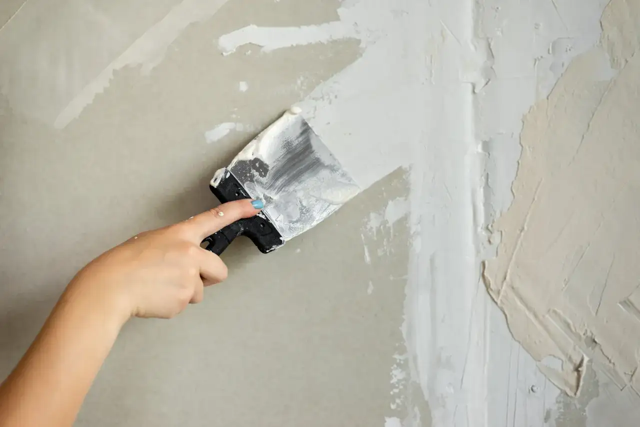 Czym malować tynk silikonowy, aby uniknąć problemów z trwałością?
