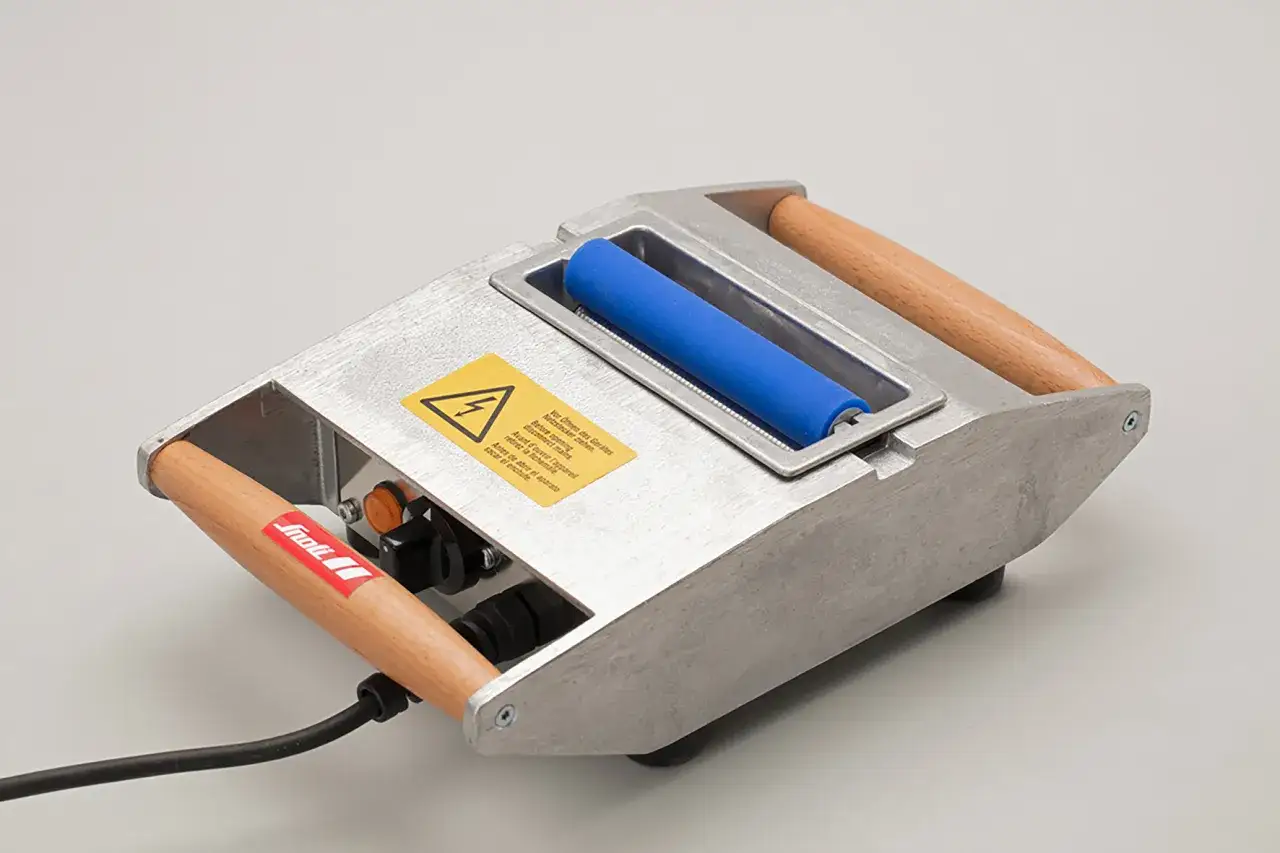 Profesjonalne żelazko do nart z drewnianymi uchwytami i niebieskim wałkiem. Idealne do przygotowania sprzętu narciarskiego.