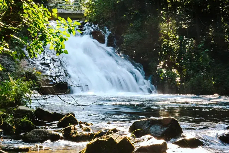 Sopotnia Wielka: Wodospad, gwiazdy i szlaki. Odkryj perłę Beskidów!