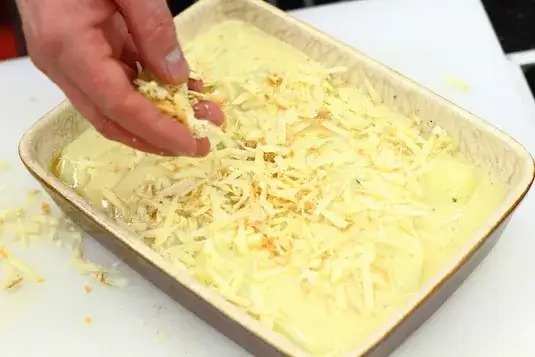 Przepis na zapiekankę z oscypkiem, która zachwyci Twoich gości