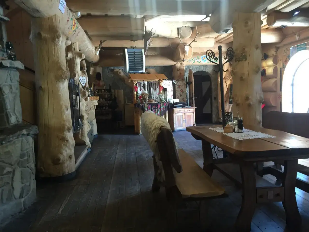 Gdzie zjeść w Węgierskiej Górce? Sprawdzone miejsca na smaczny posiłek