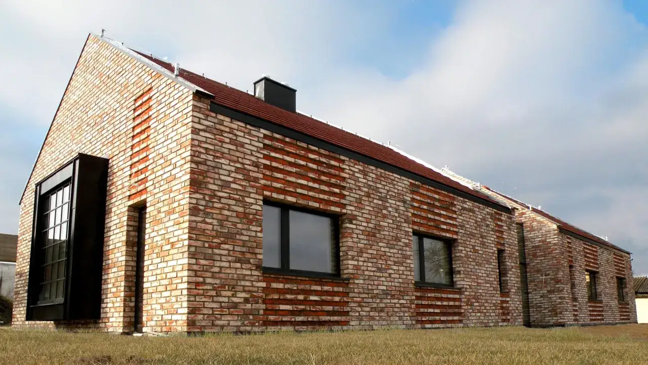 Elewacja bez tynku: Która alternatywa najlepsza dla Twojego domu?