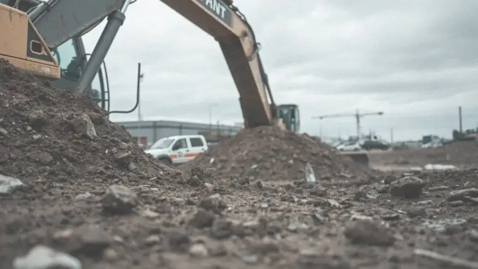 Ile zarabia operator koparki w Niemczech? Stawki, podatki, netto.