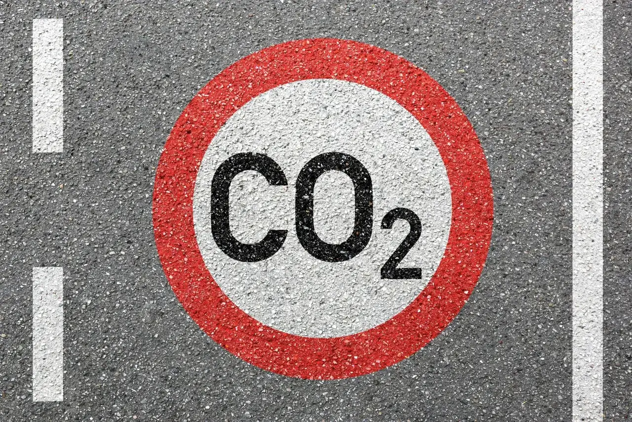 Twój diesel w Polsce: Zakazy, SCT, Euro 7. Co musisz wiedzieć?