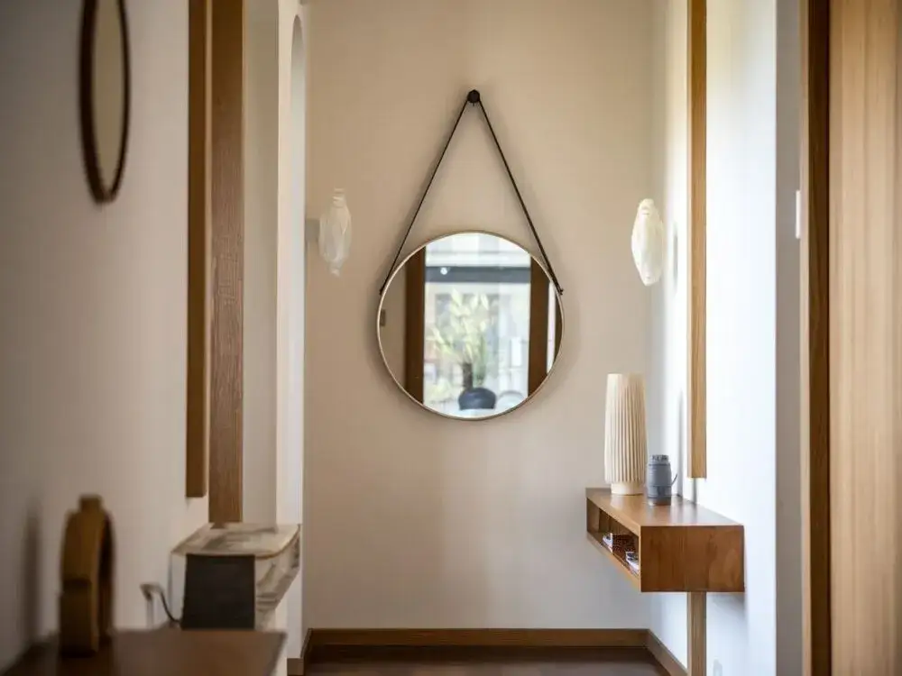 Na jakiej wysokości lustro w przedpokoju, by uniknąć problemów z odbiciem?