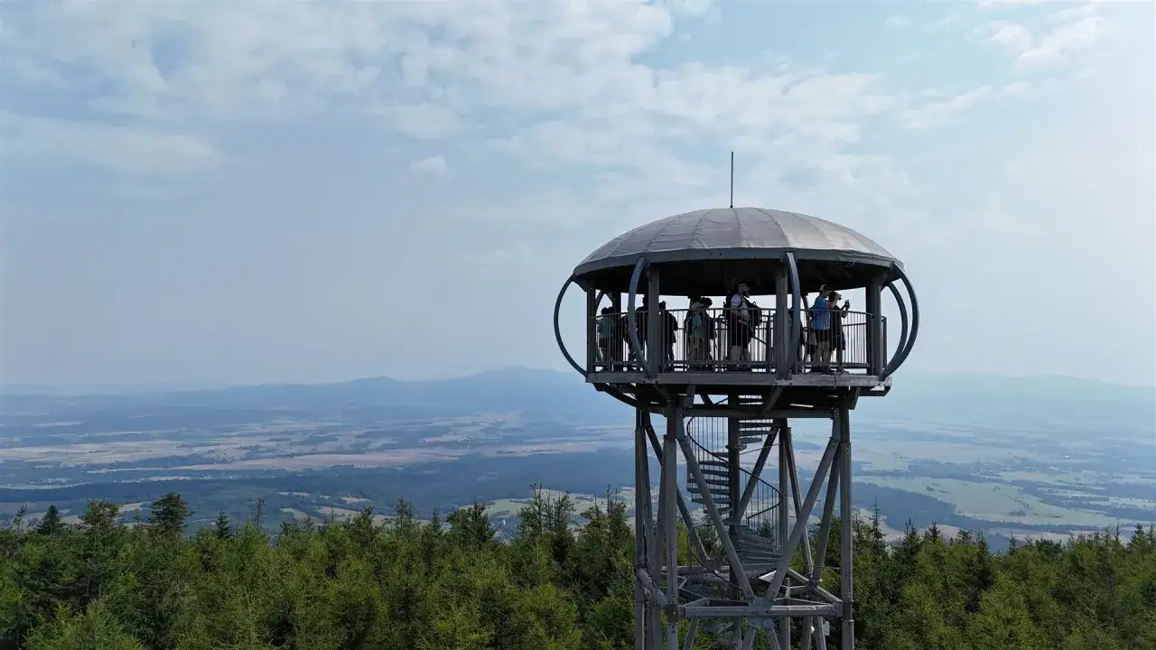 Wieża widokowa na jagodna najkrótszy szlak. Ludzie podziwiają panoramę z góry.