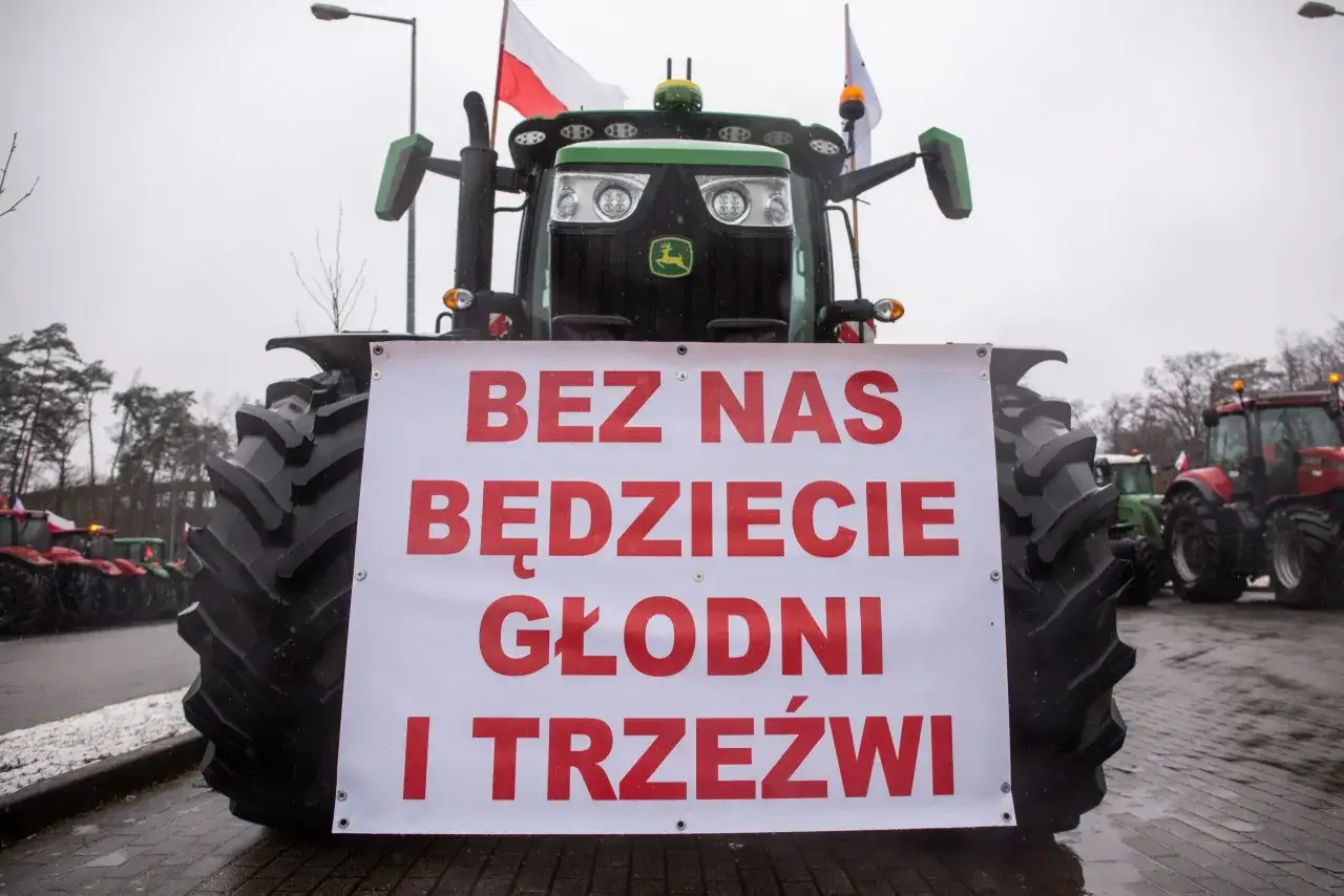 Traktor z transparentem "Bez nas będziecie głodni i trzeźwi" symbolizuje protest rolników w Polsce.