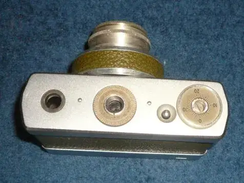 Jak bezpiecznie wyciągnąć kliszę z aparatu bez jej uszkodzenia – krok po kroku