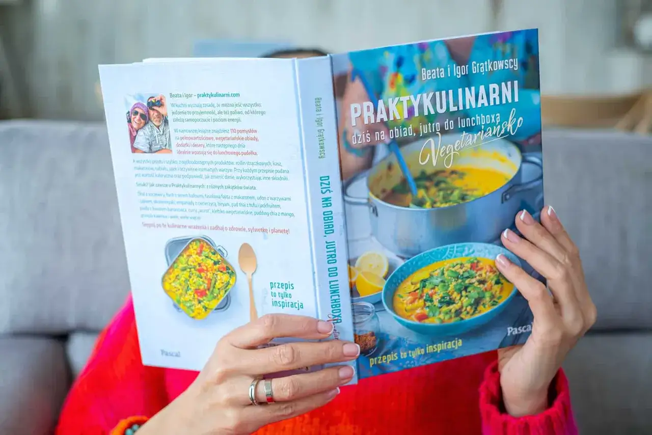 Książka "Praktykulinarni: Dziś na obiad, jutro do lunchboxa. Wege" pokazuje, co można jeść na diecie wegetariańskiej. Dania z soczewicy, makaronu, warzyw.