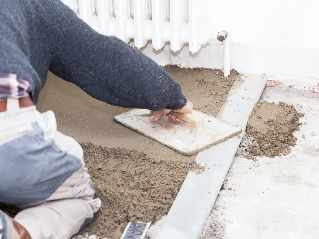 Jak wyrównać podłogę w bloku: sprawdzone metody i porady na remont