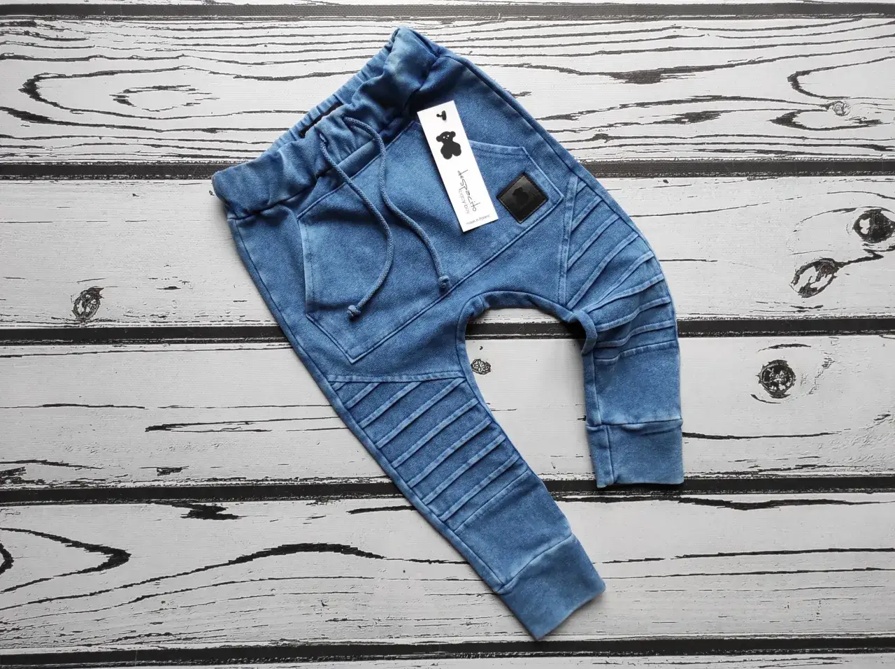 Spodnie dekatyzowane – co to znaczy i dlaczego warto je mieć?