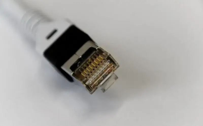 Jak podłączyć kabel internetowy do gniazda: proste kroki bez problemów