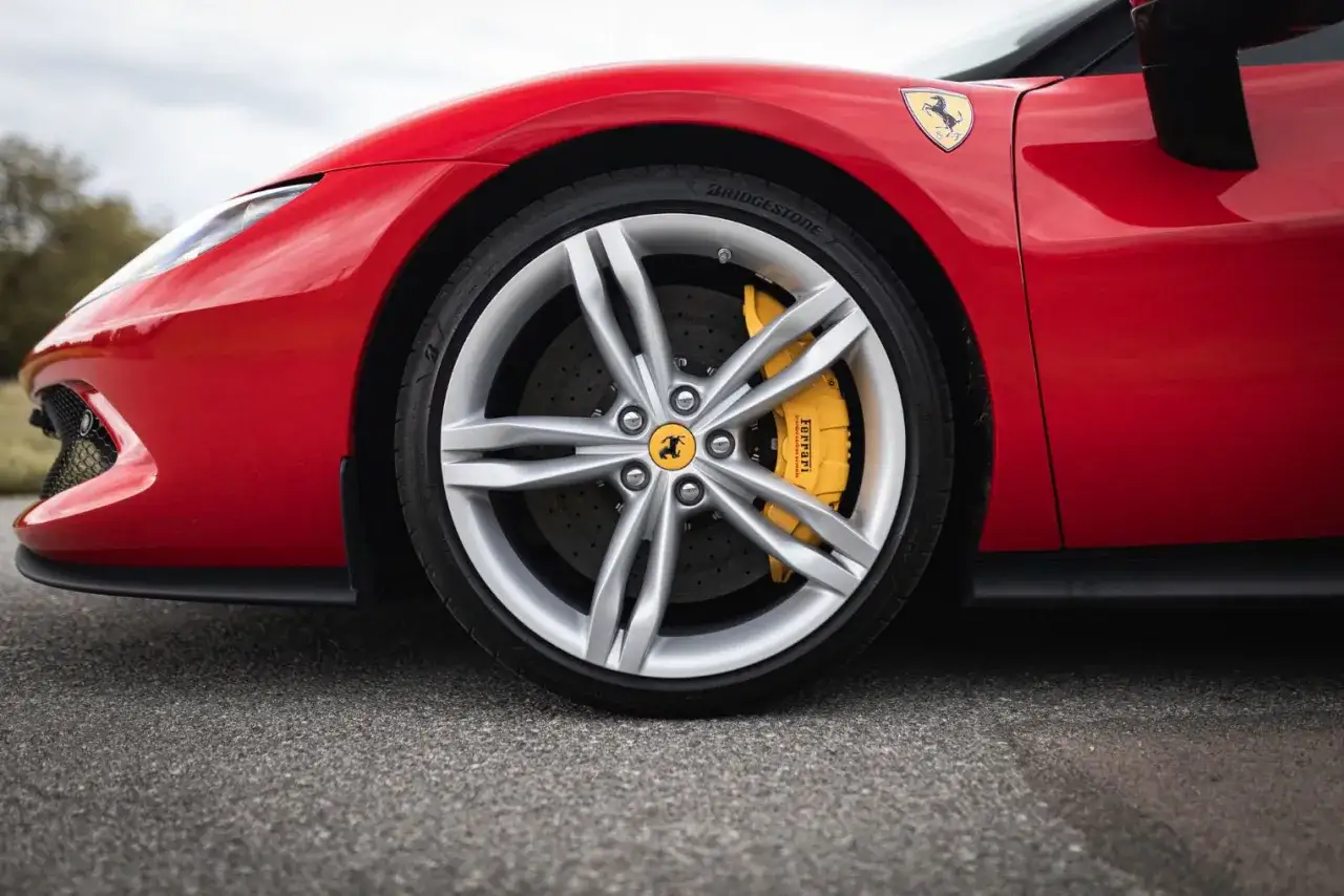 Wynajem auta sportowego na prezent - niezapomniane emocje i wspomnienia