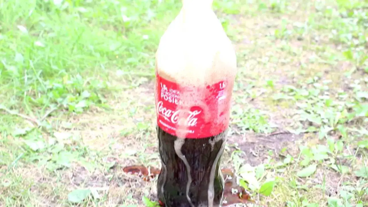 Eksperymenty z colą: Jak stworzyć spektakularny wybuch z Mentosami