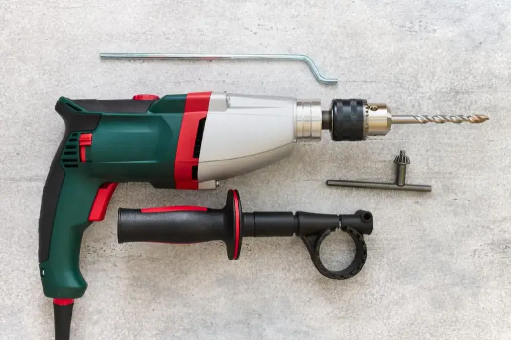 Jak łatwo i bezpiecznie zmienić wiertło w wiertarce – krok po kroku