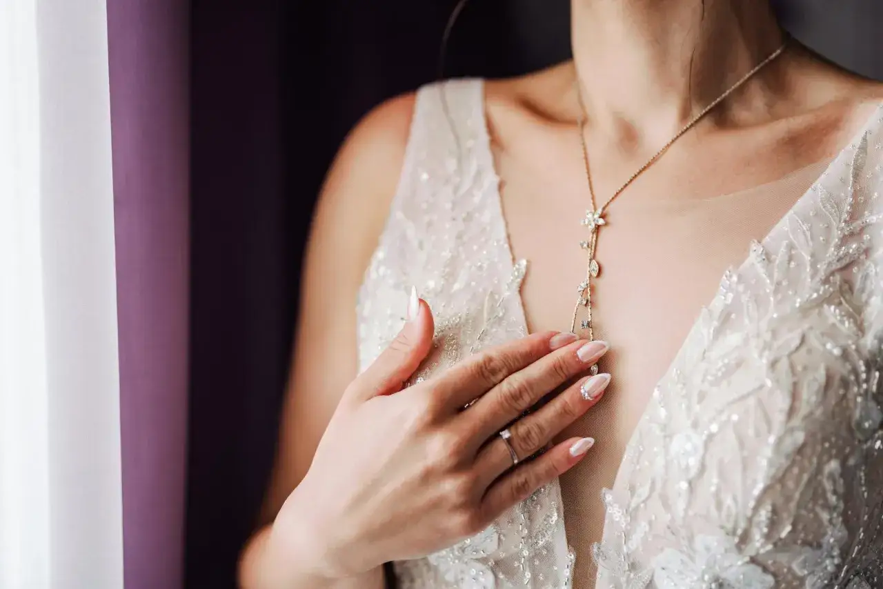 Biżuteria ślubna: jak dobrać? Uniknij błędów, bądź olśniewająca!