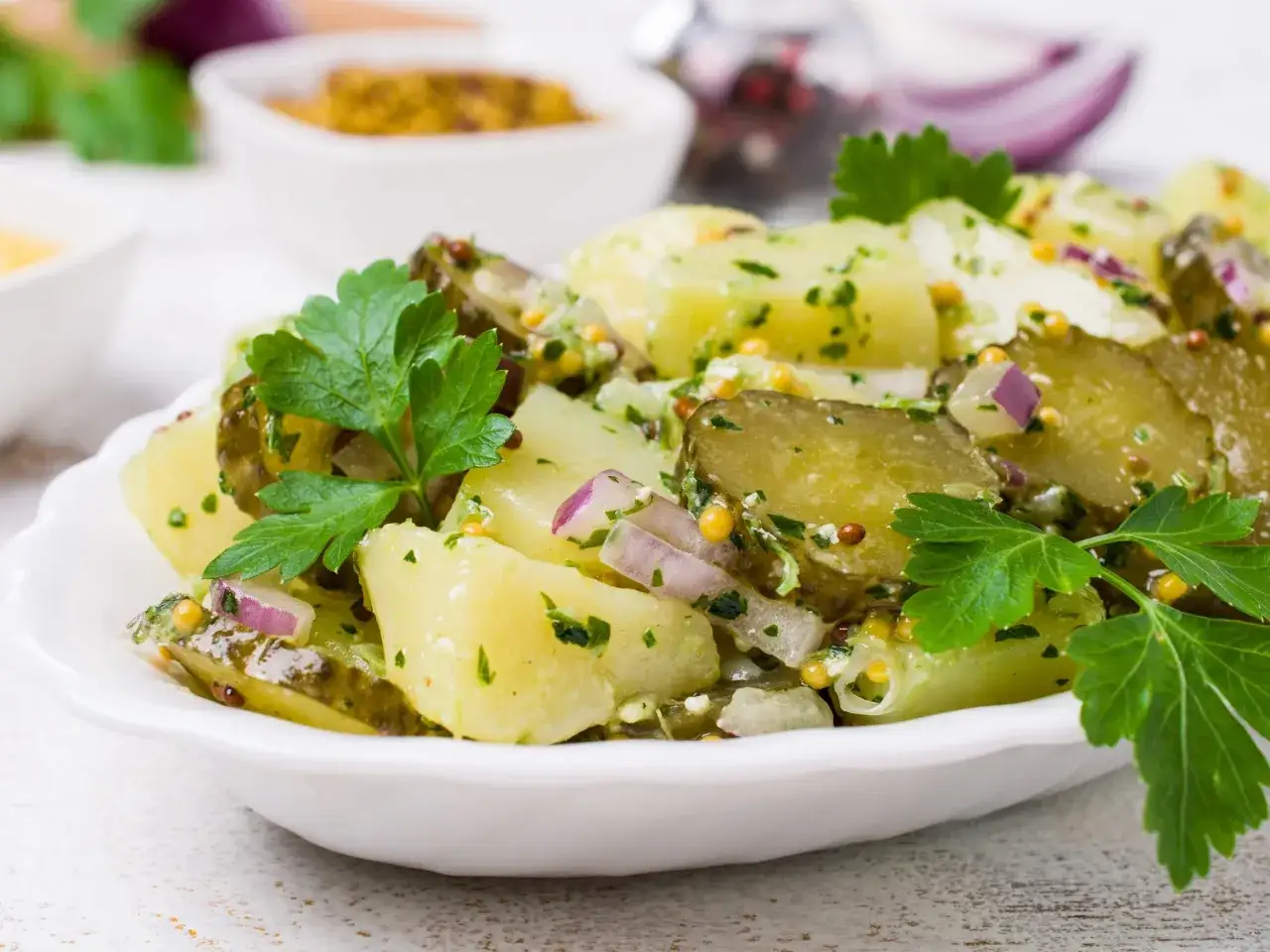 Jak zrobić idealną sałatkę ziemniaczaną? Przepis i sekrety!