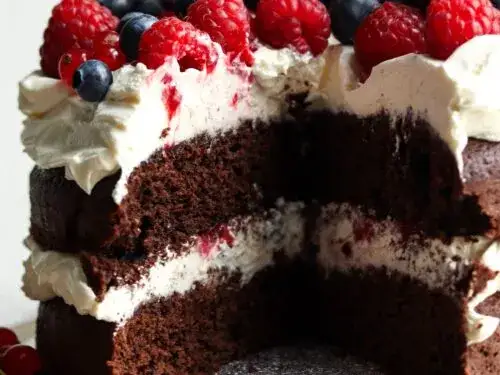 Jakie owoce do tortu czekoladowego, które zaskoczą smakiem?