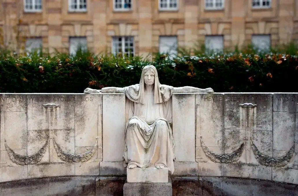 Jak literatura antyczna przedstawia tragizm ludzkiego losu w tragediach