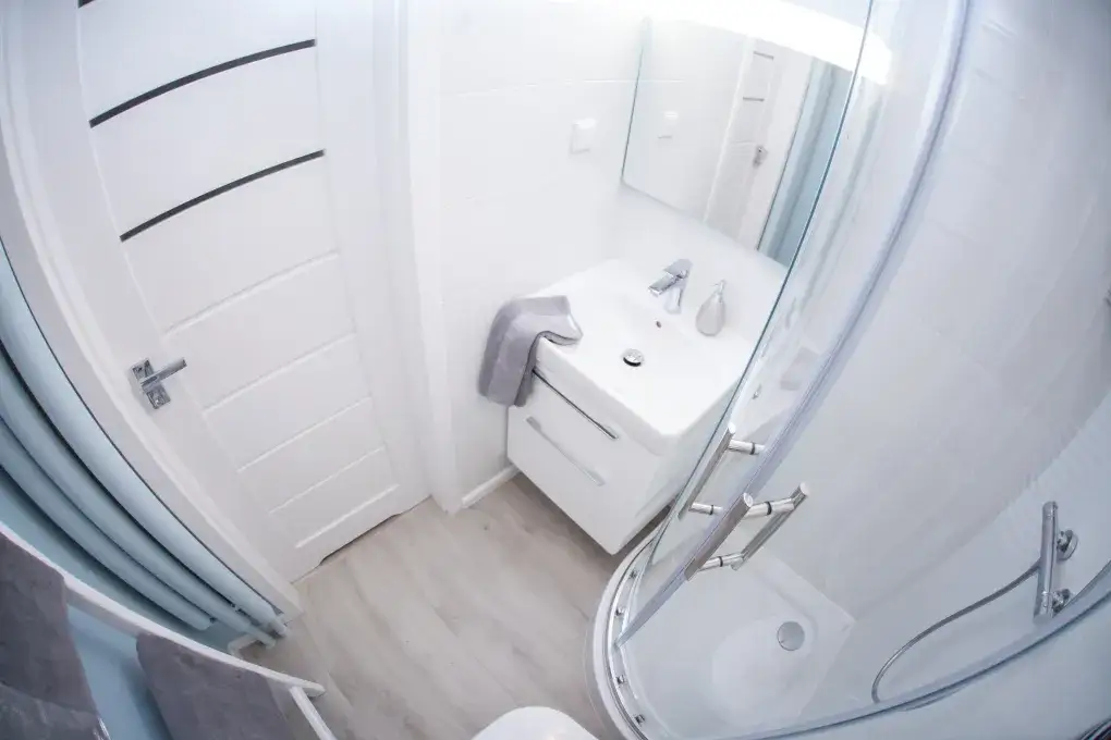 Jak urządzić małą łazienkę w bloku bez okna i uniknąć przytłoczenia