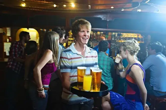 Ile zarabia kelner w hotelu? Zaskakujące fakty o pensjach i napiwkach