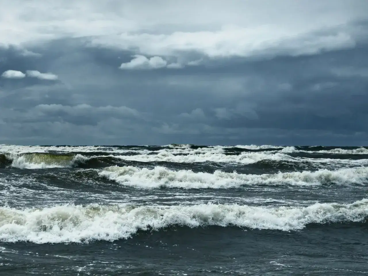 Sztormy na Bałtyku kiedy: uniknij niebezpiecznych warunków pogodowych