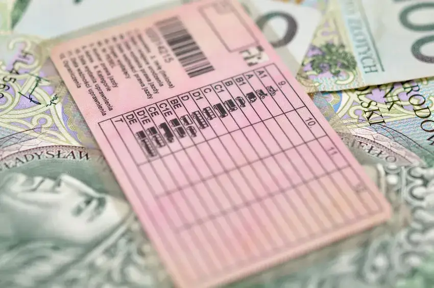 Czy karta rowerowa uprawnia do jazdy motorowerem? Sprawdź różnice