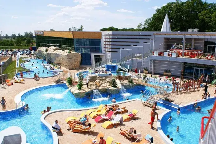 Termy Uniejów czy Suntago: Porównanie najlepszych aquaparków