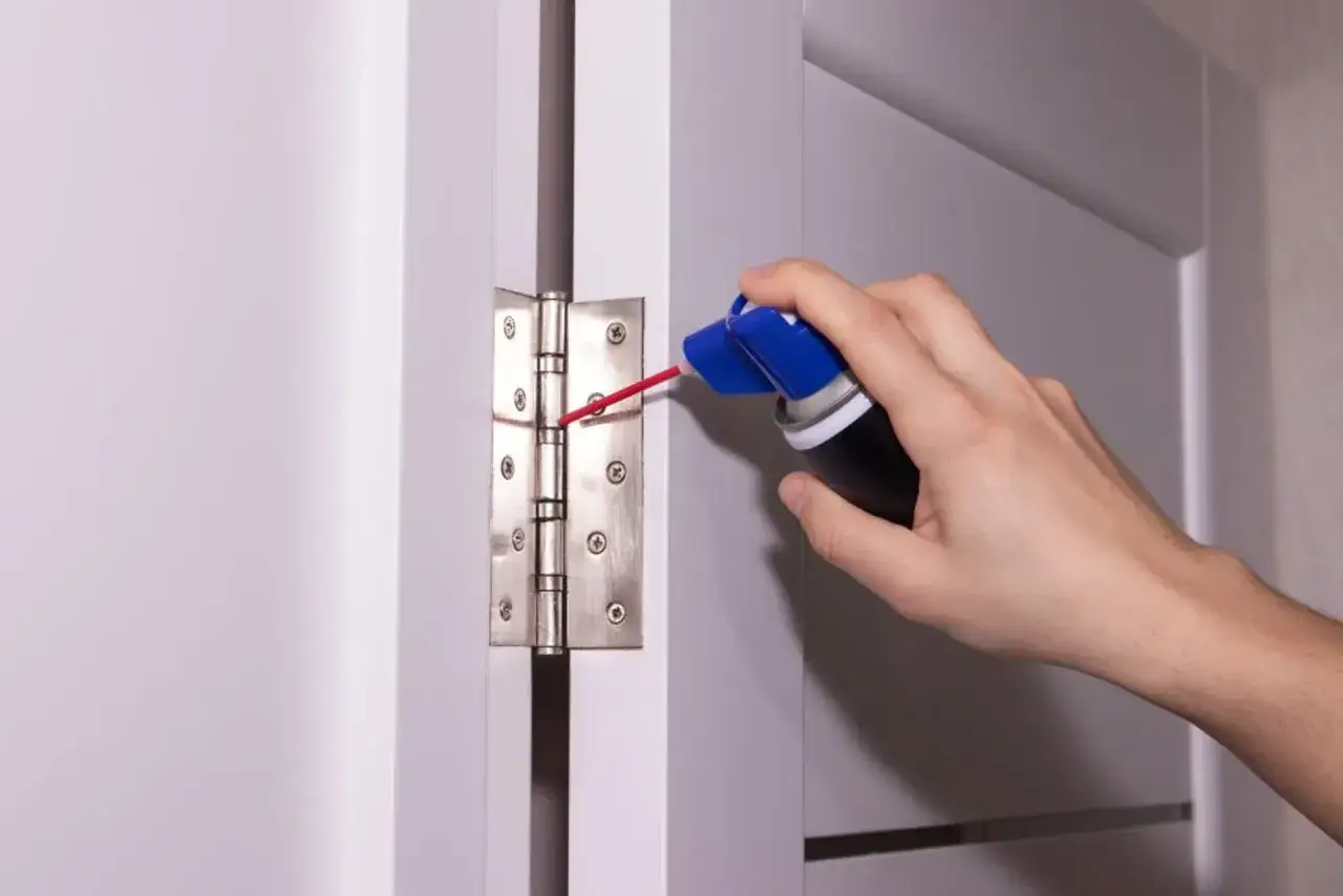 Skrzypiące drzwi? Domowe sposoby i smary bez WD-40!