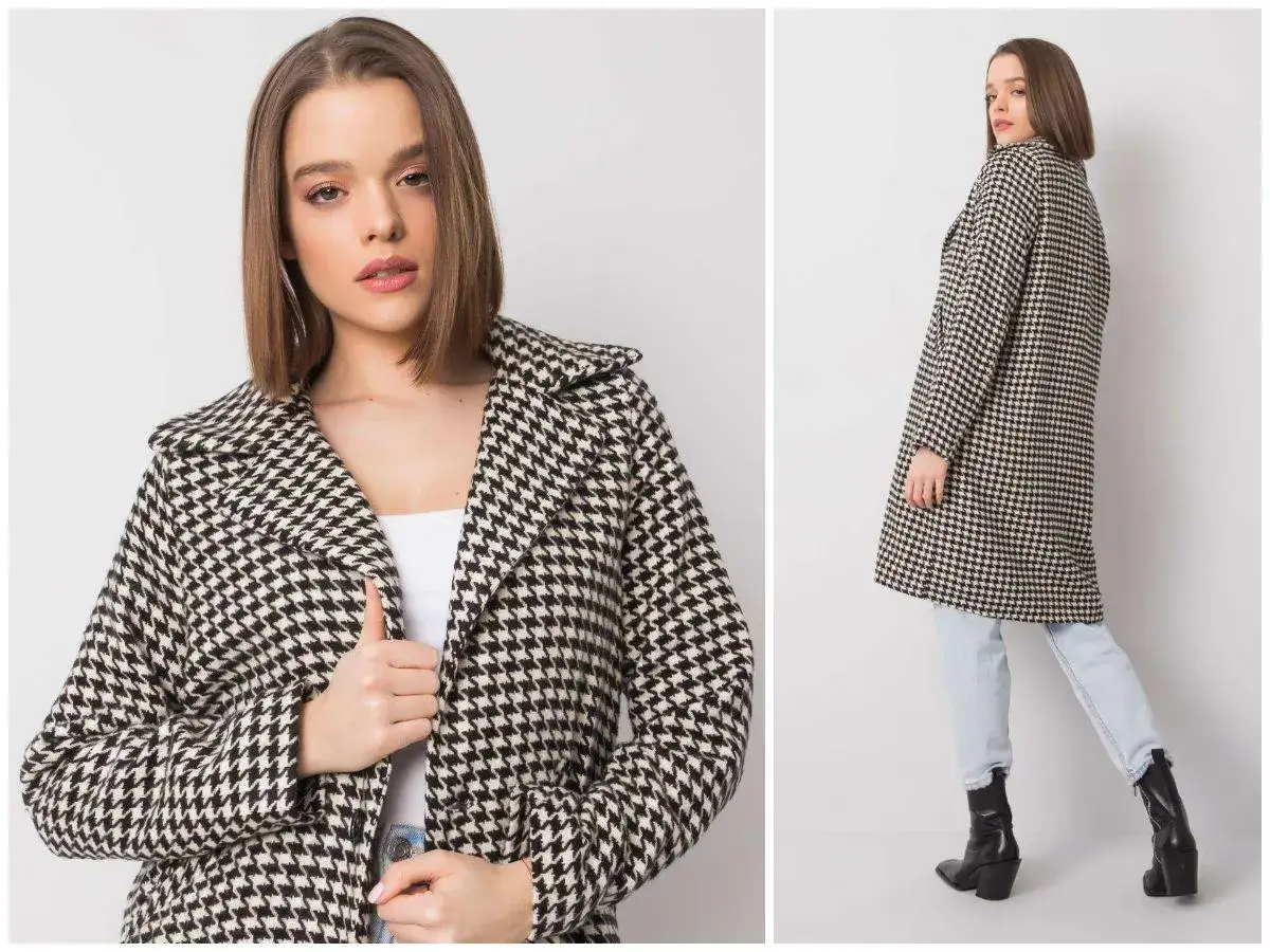 Elegancka kobieta w płaszczu w pepitkę i jeansach. Stylowe spodnie w pepitkę to świetny wybór na co dzień.