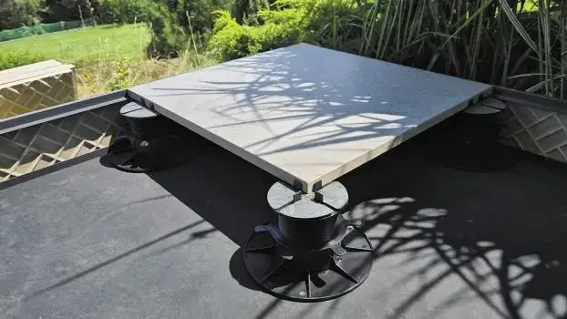 Co położyć na taras na papie, aby uniknąć problemów z wilgocią?