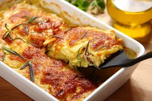 Kiełbasa pieczona z ziemniakami w piekarniku – prosty przepis na obiad