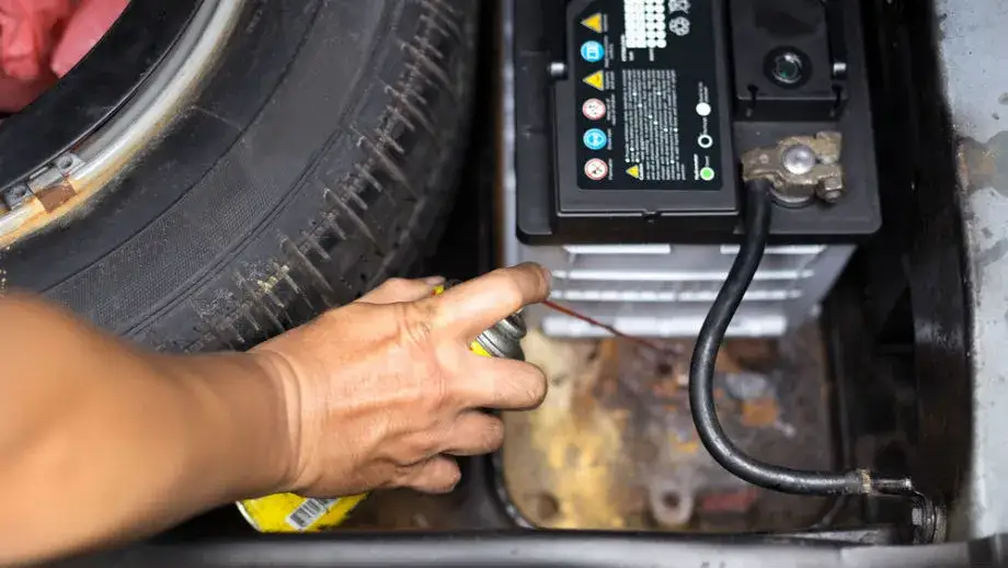 Czym smarować styki elektryczne w samochodzie, aby uniknąć awarii?