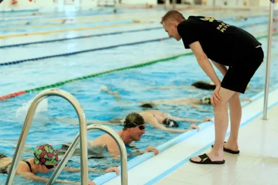 Nauka pływania dla dorosłych: Ile kosztuje i jak nie przepłacać?