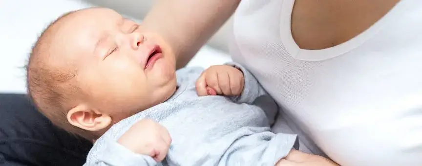 Ulewanie przez nos u dziecka: Co robić i kiedy iść do pediatry?