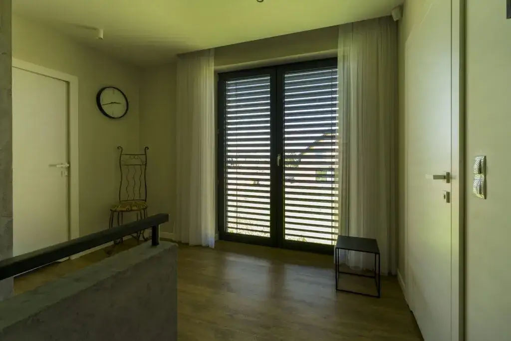 Jak zaciemnić okna: skuteczne metody na kontrolę światła w domu