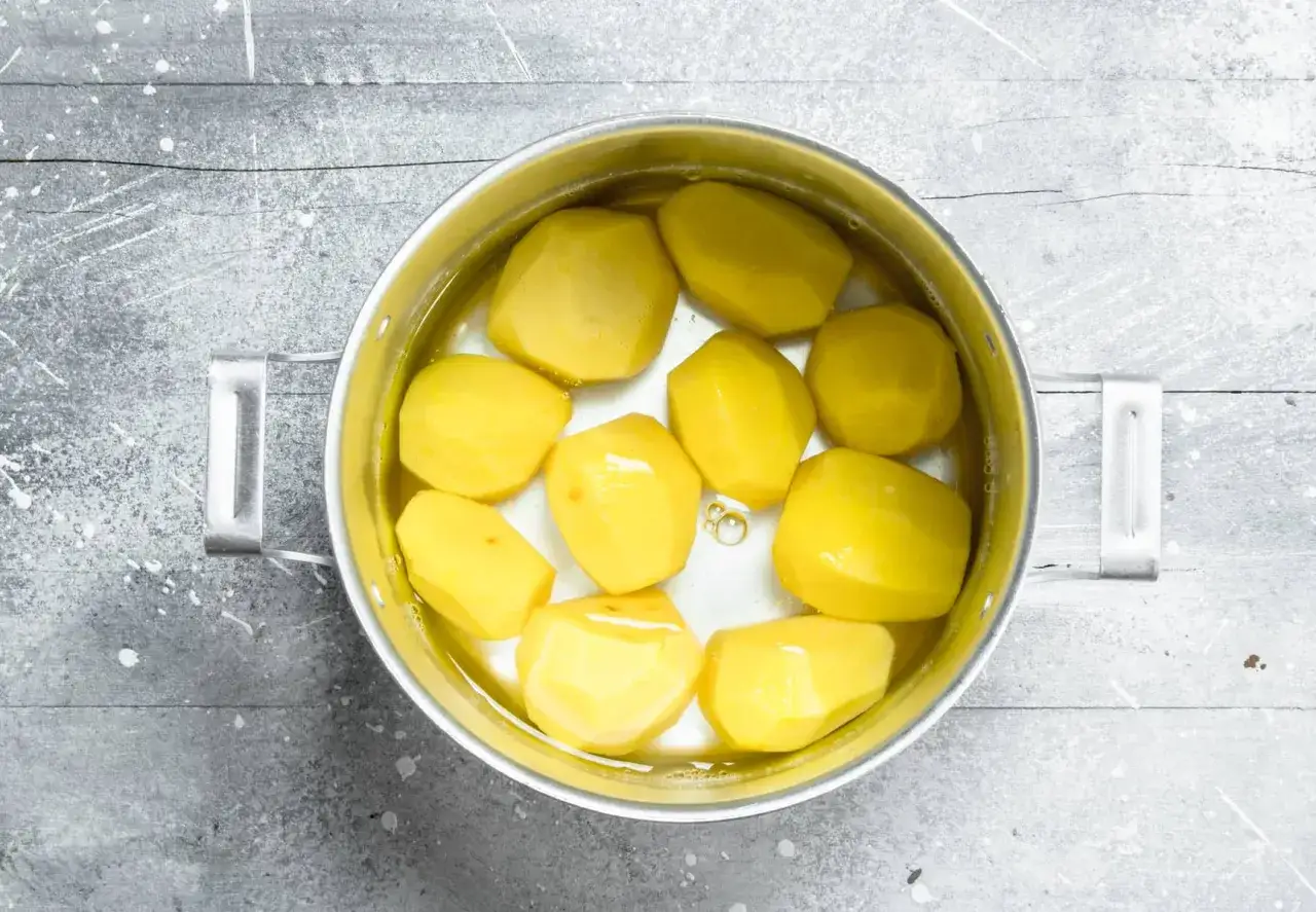 Obrane ziemniaki w garnku z wodą. Idealne do gotowania, pieczenia lub na puree. Oto co zrobić z obranymi ziemniakami!