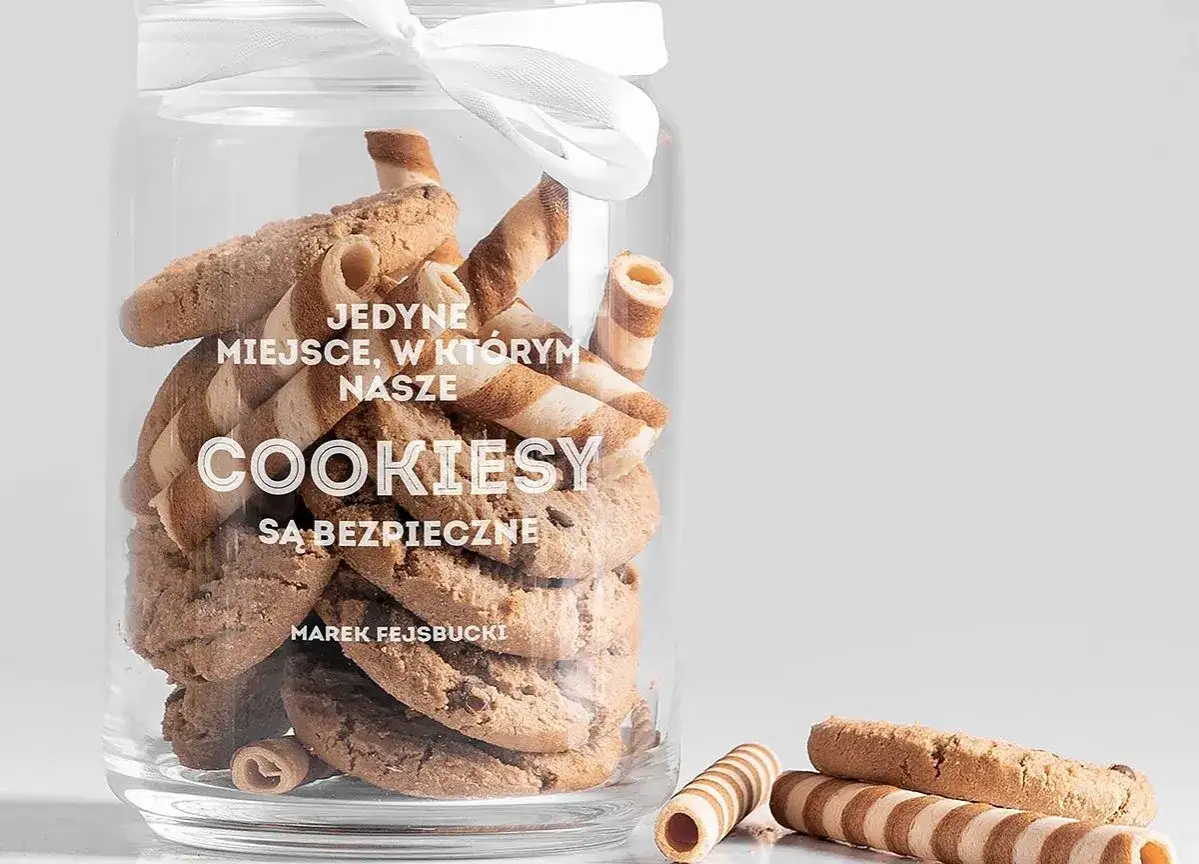 Słoik pełen ciastek, z białym napisem "COOKIESY SĄ BEZPIECZNE".