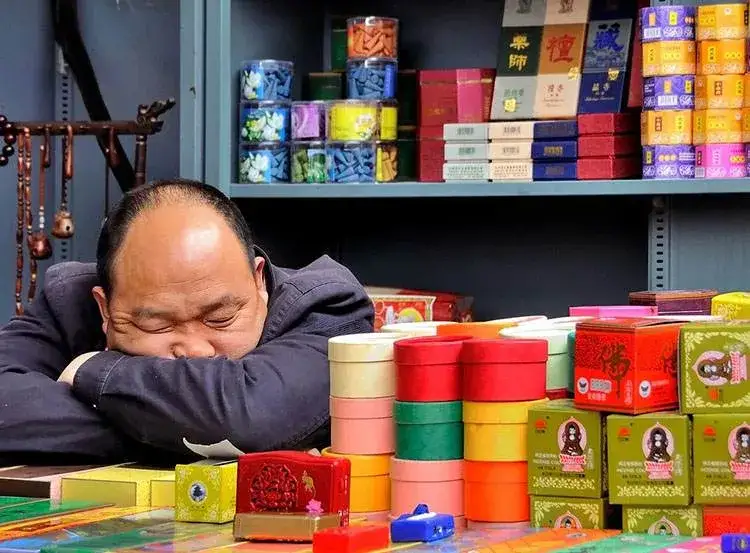 Najlepsze dowcipy o sprzedawcach: Śmiech, który się sprzedaje!