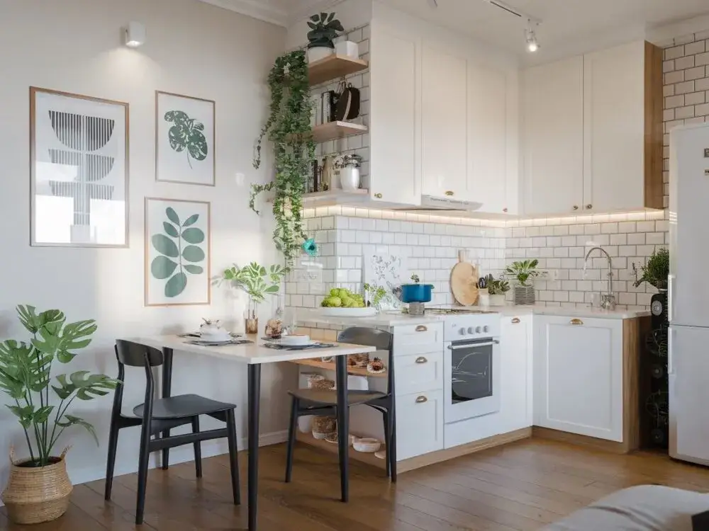 Jak wykończyć ścianę nad stołem w kuchni, aby uniknąć zabrudzeń?