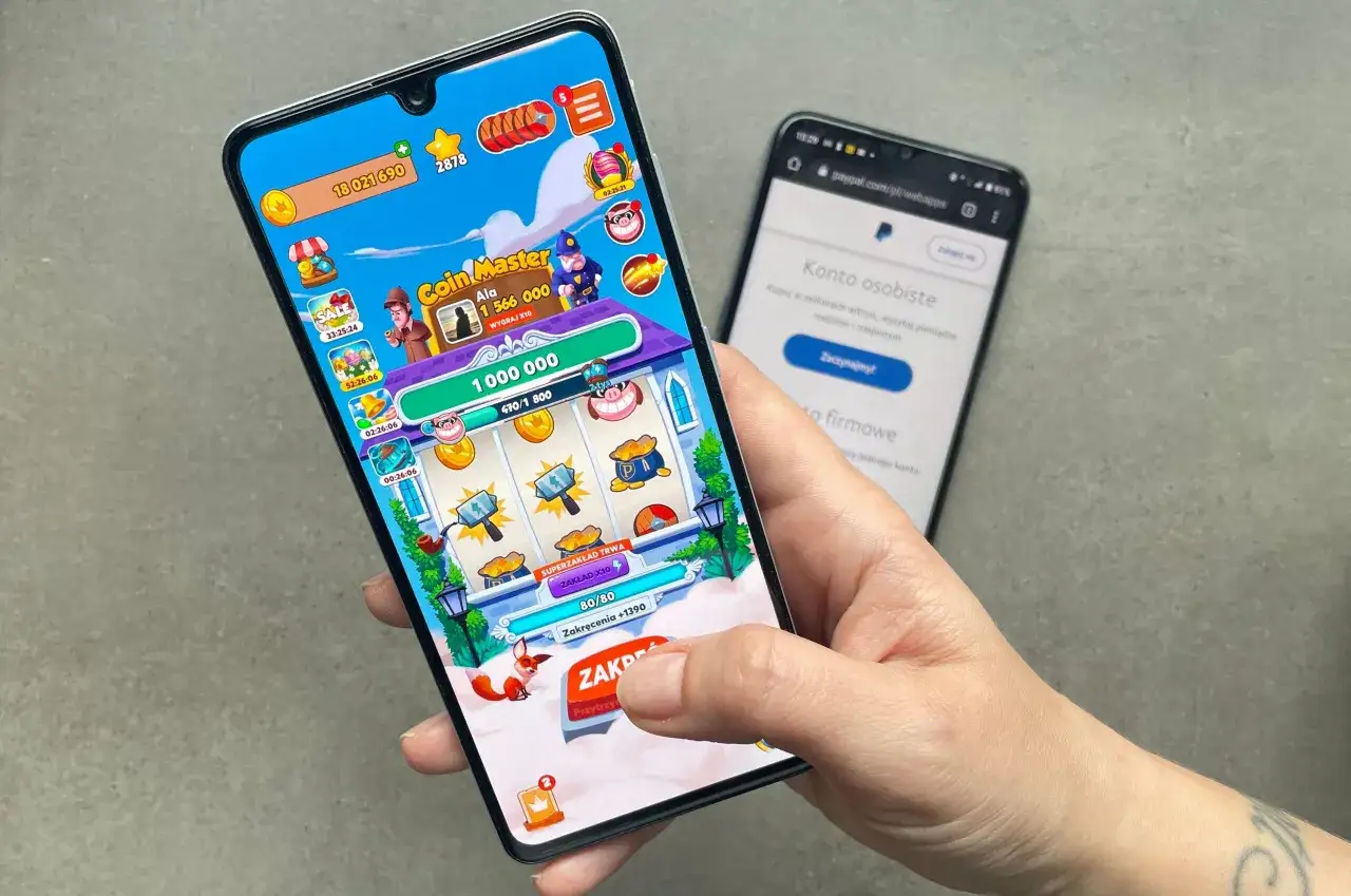 Gra Coin Master na telefonie, obok ekranu z PayPal. Zastanawiasz się, na jakich aplikacjach można zarobić?