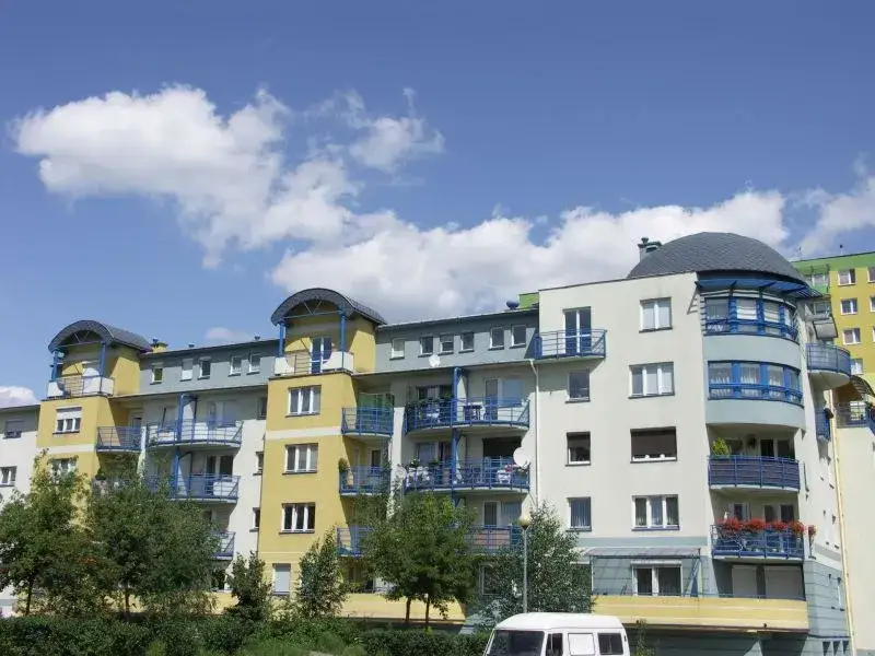 Czy spółdzielnia mieszkaniowa jest przedsiębiorcą? Zrozumienie statusu prawnego